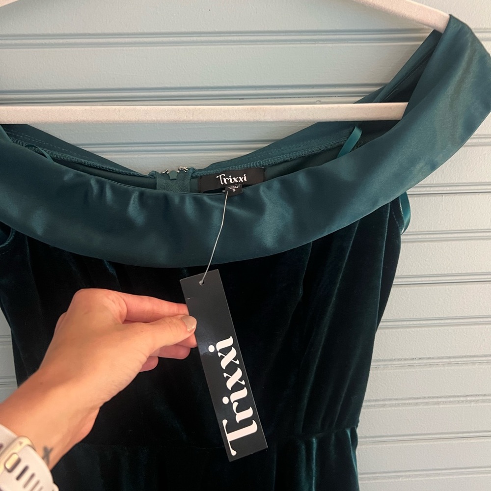 Trixxi Green Pleated Off-Shoulder Gown for Weddings - Picture 3 of 4